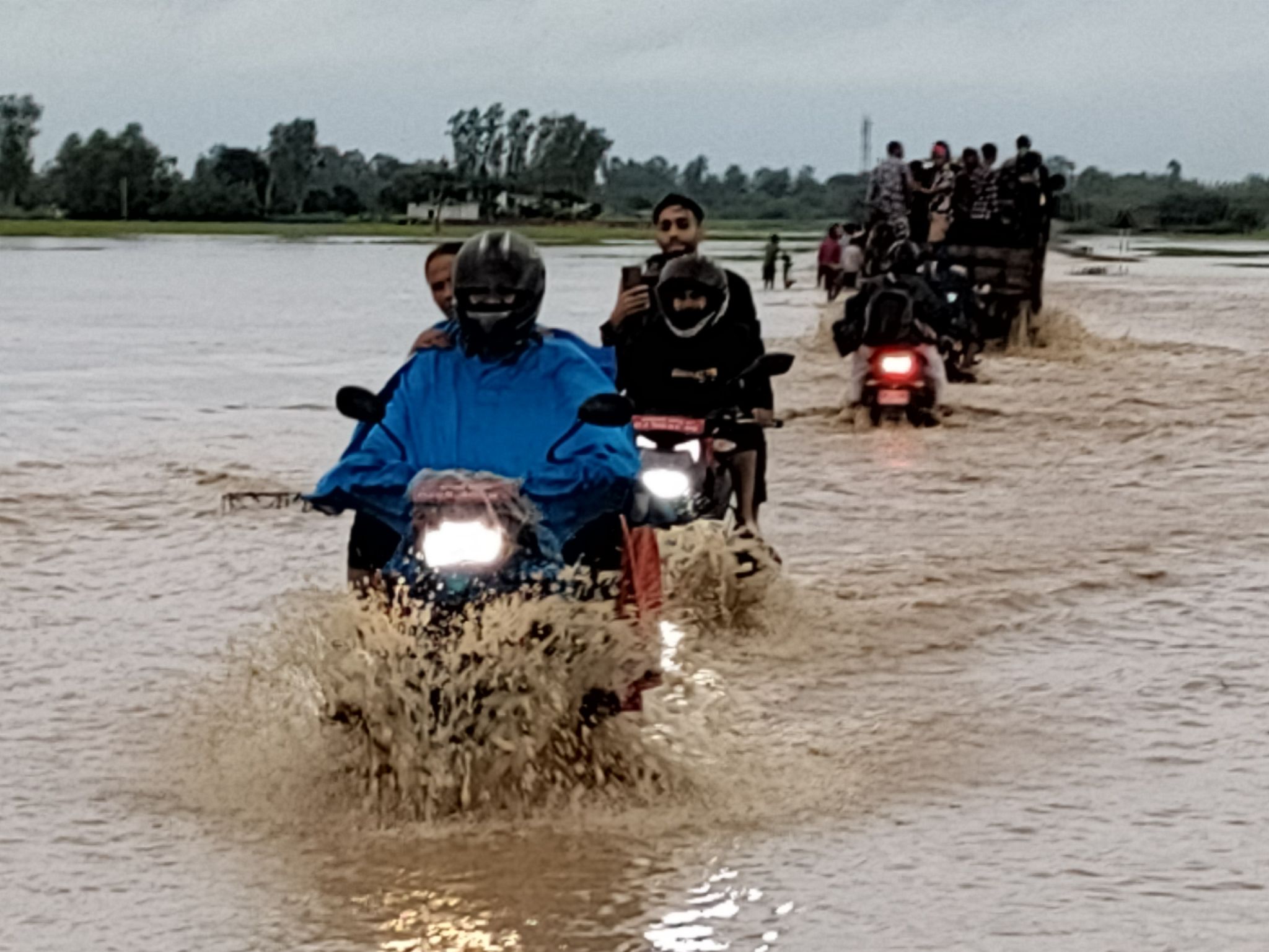 बबई नदीको बाढीले बर्दिया नेपालगञ्ज सडक अवरुद्ध (तस्वीरहरू)